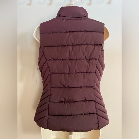 NWT, Tommy Hilfiger puffer vest, 100% Polyester, burgundy, Sz XS - Picture 2 of 5